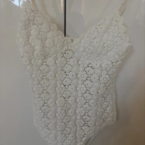 Vit spets body - Superfin vit spetsbody. Bra skick o säljer på grund av att den inte kommer till användning. 