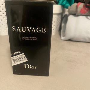 Dior Sauvage Eau de Parfum 100ml - Sauvage Eau de Parfum från Dior, 100 ml. Tillverkad i Frankrike. Ingredienser: alkohol, parfym, aqua, limonene, linalool, citronellol, coumarin, och fler. Snygg och ikonisk förpackning som sticker ut i samlingen.