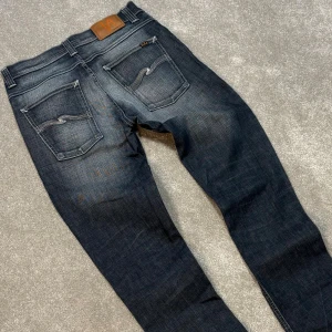 Nudie Jeans - Nudie jeans | Modell: Grim Tim | Storlek 33x36 passar ca 30x32 | Skick 9/10 mycket bra! | Nypris ca 2500kr | Mitt pris 749kr | Midjebredd: 40 cm Ytterbenslängd: 111 cm | Kom gärna pm vid frågor eller funderingar | Postas eller möts upp i Gävle!
