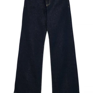 Low waist jeans NA-KD - Snygga mörkblå jeans med raka ben och hög midja. Klassisk femficksmodell med kontrastsömmar och bälteshällor. Jeansen har en tidlös look och är tillverkade i kraftigt denimtyg som ger en schysst passform. Har även lagt ner dom då jag ville ha dom extra långa. Jag har lagt fålltejp så att det inte ska fransa upp