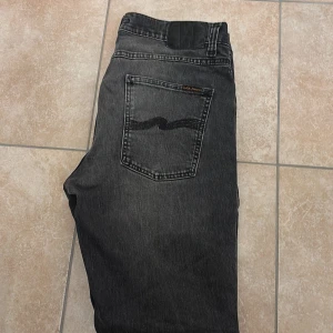 Mörkgråa jeans från Nudie Jeans Co 31/32 - Säljer ett par mörkgråa jeans från Nudie Jeans Co i storlek 31/32. Modellen är Lean Dean. Slim/rak passform