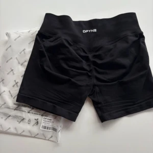 Shorts Dfyne Impact - DFYNE shorts i svart, storlek S. Säljer då dom inte passar och jag har redan köpt i en större storlek.