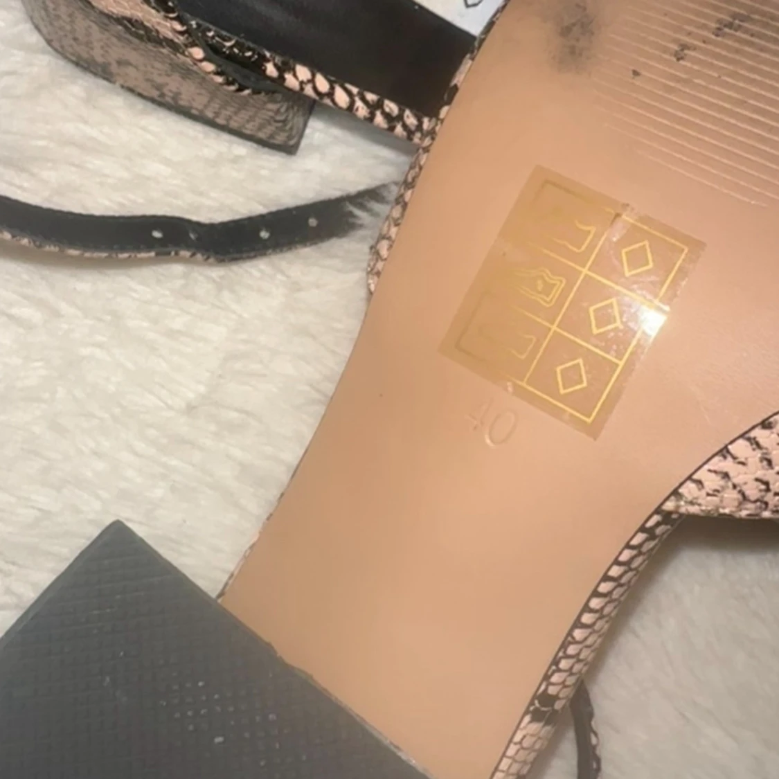 Beige pumps med ormmönster från Even&Odd - 3