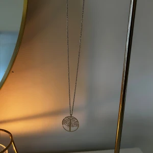 Halsband med livets träd i silver - Stilrent halsband med en tunn kedja och ett runt hänge i form av ett träd 🌟