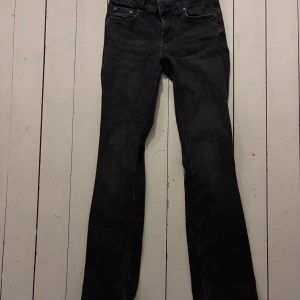 Svarta bootcut jeans - Snygga svarta jeans med bootcut passform och klassisk femficksdesign. Jeansen har en rak siluett upptill och lätt utsvängda ben nedtill, vilket ger en cool och tidlös look. Perfekta att matcha med sneakers eller boots.