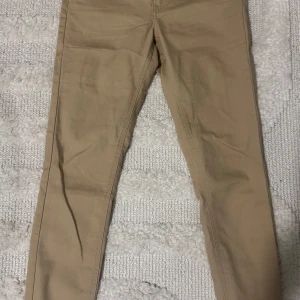 Beige jeans - Jeans från bikbok, storlek S. I my skick endast andbänd ett fåtal gånger