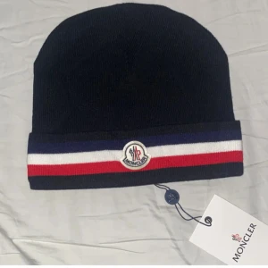 Moncler mössa - Kommer med lapp och oanvänd 