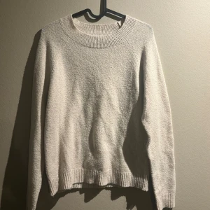 Beige stickad tröja Vero Moda XS - Mysig beige stickad tröja från Vero Moda i storlek XS. Tröjan har en rundad, ribbad halsringning och ribbade muddar vid ärmslut och nederkant.❣️köparen står för frakten❣️
