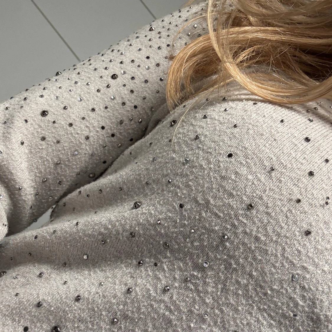 Grå kofta med pärlor och knappar - 2