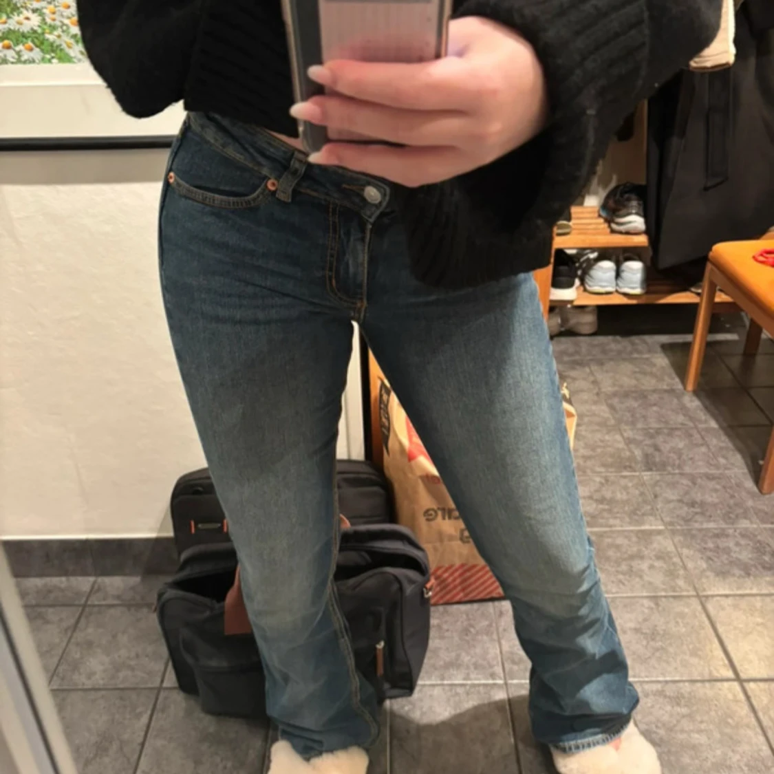 Blå bootcut jeans snygga fickor  - 2