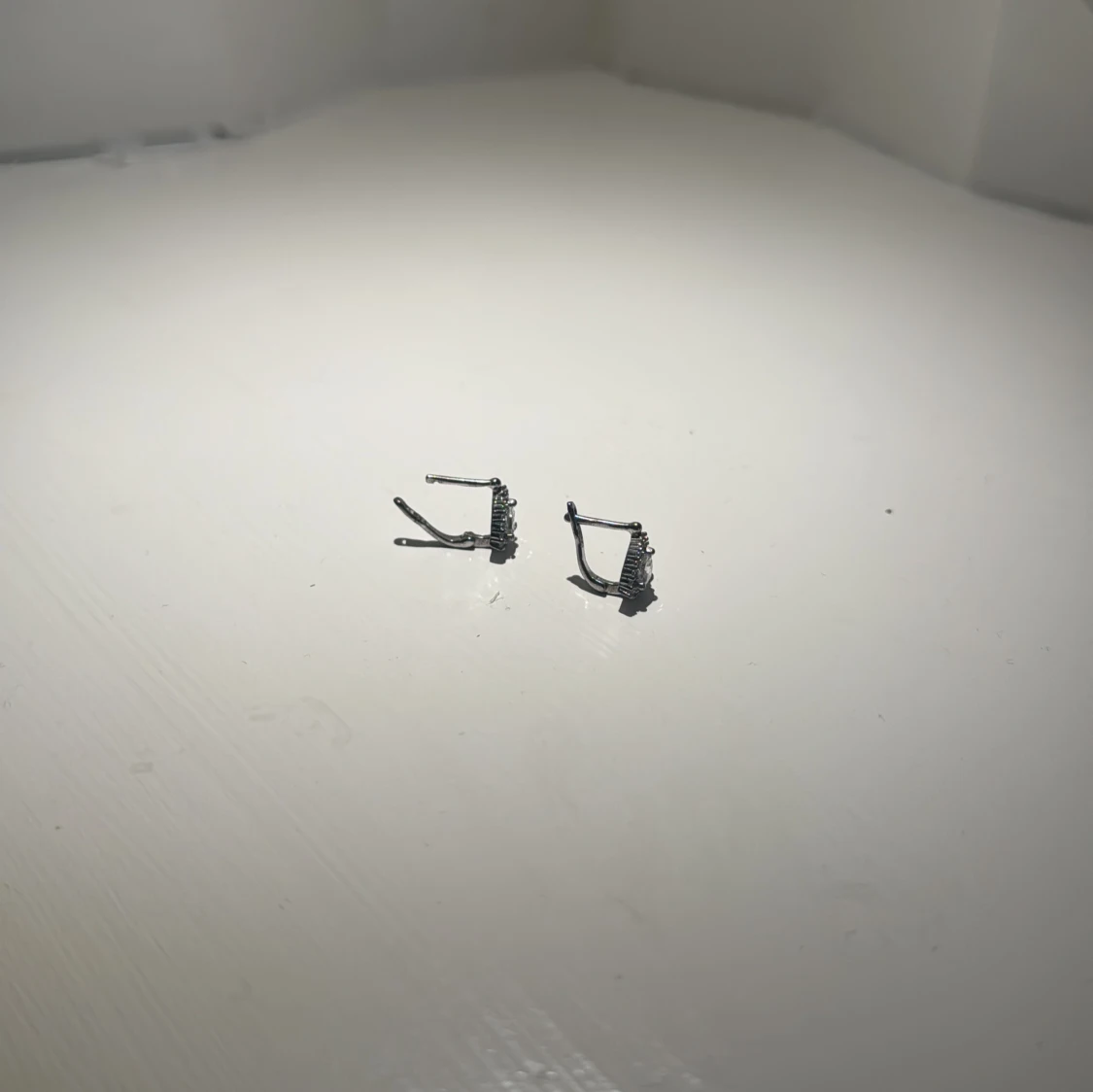 Silverfärgade örhängen med hjärtform - 1