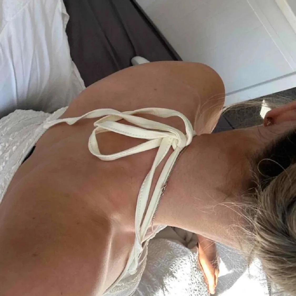 Vit omlott linnetopp med snörning - 1