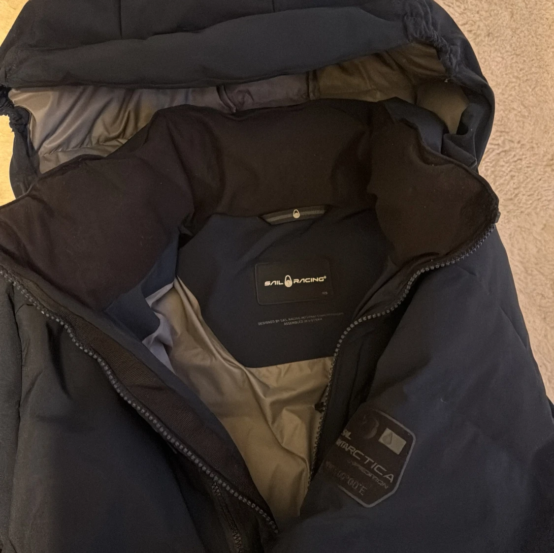 Mörkblå Sail Racing dunjacka med huva - 1