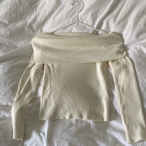 Vit tröja - Vit tröja ifrån H&M i storlek xs! Använd ett fåtal gånger men passar tyvärr inte mig längre! En perfekt tröja får mysiga höstdagar! 