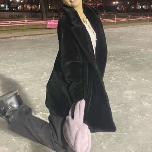 Svart pälsjacka - Säljer en svart fluffig faux pälsjacka/kappa! Super mjuk, varm, perfekt till hösten! Storlek S men lite oversized 💖Fraktar/möts upp i Solna. Kolla gärna min profil för mer kläder! Paketpris gäller <3