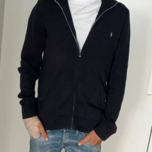 Mörkblå  stickad kofta från Polo Ralph Lauren - Mörkblå stickad  kofta från Ralph Lauren. Skick 9/10 nästan aldrig använd passar 178-182