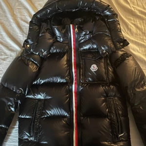 Svart Moncler Jacka - Svart Moncler Jacka i storlek 1/S, använd fåtal gånger och är i väldigt bra skick. Mitt pris: 2100kr 💸