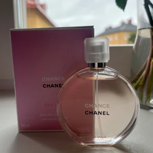 Chanel Chance Eau Vive 50ml - Hej, jag säljer min parfym, fick den som present men doften är tyvärr inte min still. Endast använd ett par gånger så flaskan är i princip full. Perfekt för dig som vill testa en lyxig parfym till ett bättre pris!🌸Elegant och fräsch parfym från Chanel. En sprudlande doft med saftiga noter av grapefrukt och blodapelsin, mjukt blommigt hjärta av jasmin och en varm bas av cederträ och iris. Perfekt för dig som vill känna dig pigg, fräsch och sofistikerad. Nypris ca 1300-1800kr