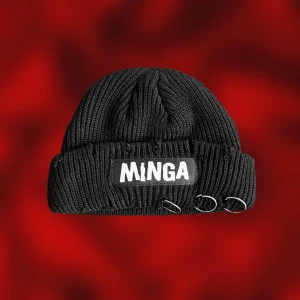 Beanie 🖤 - Cool mössa med ringar från Minga London! ⛓️I nyskick, endast uttagen ur förpackningen för att fota. Storlek O/S (omkrets 40-52cm) 📏Köpt för 299kr, säljer för 99kr. Köp nu 💌