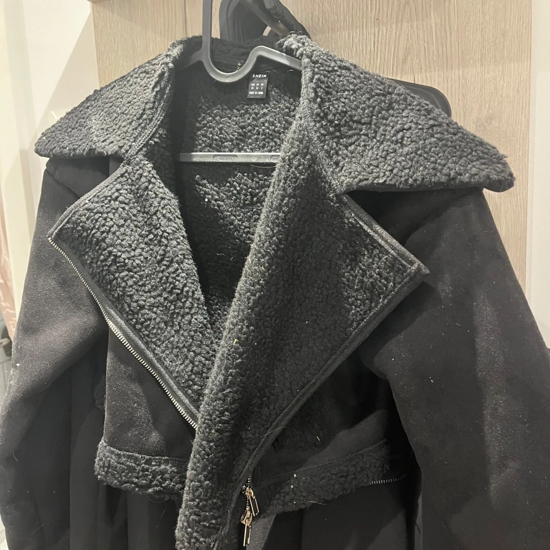 Svart jackpaket med biker- och kavajstil