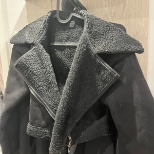 Svart jackpaket med biker- och kavajstil - Fem snygga svarta jackor: teddyfodrad bikerjacka från Shein med dragkedja, klassisk skinnjacka med bälte och silvriga detaljer, svart bikerjacka från Zara Woman med dragkedjor och en elegant svart kavaj med guldknappar och fickor. Perfekt för dig som gillar edgy och stilrena looks.