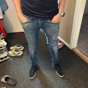 Dondup George - Ett par riktigt feta dondups i modellen George med de eftertraktade slitningarna. Otroligt bra skick! Storlek 31, hör av er vid frågor!!