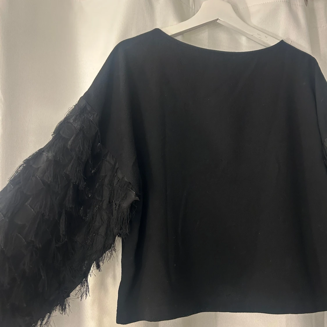 Svart blus med fransiga ärmar H&M - 1