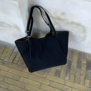 Svart mockaväska - Superfin rymlig väska från designbysi i svart, använd men fint skick💕 den är i mockamaterial!