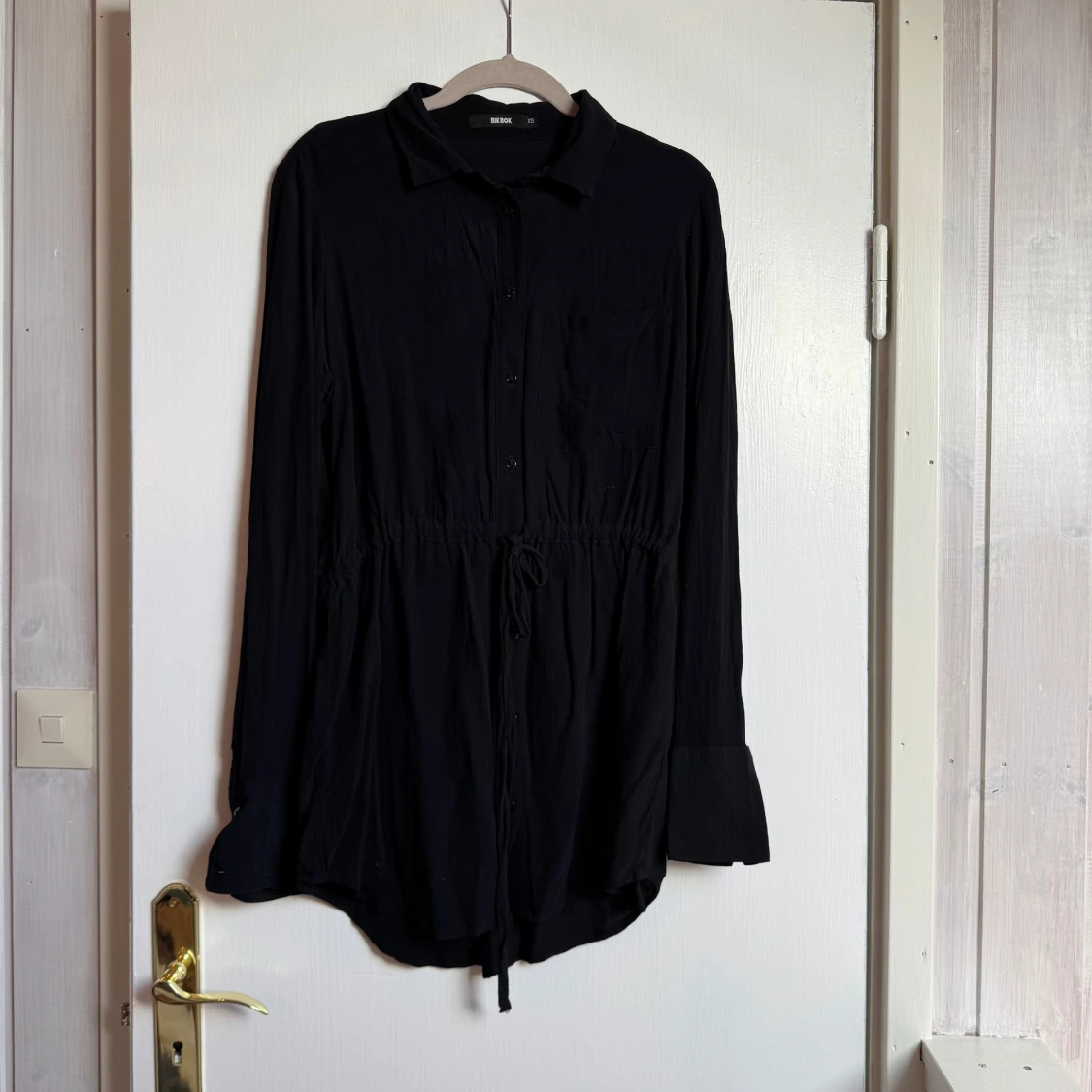 Svart skjortklänning med knyt i midjan