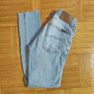 Nudie Jeans - Ljusblåa Nudie jeans för kvinnor i väldigt bra skick till salu, Storlek Waist 25 / Lenght 30, Modellen är Skinny Lin, Tillverkad i Italien. PRIS KAN DISKUTERAS!
