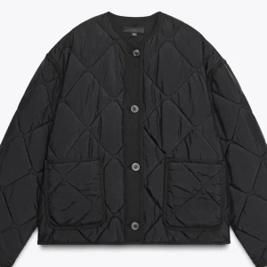 Jacka från Zara  - Lite tunnare jacka från Zara i storlek S. Jackan är använd en vår och är i fint skick. ☺️