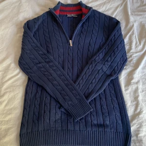 Marinblå stickad half zipup från Felix Hardy - Säljer en marinblå stickad tröja från Felix Hardy med kabelstickat mönster och half zip. Tröjan är i mycket bra skick och riktigt skön att ha nu på hösten/vintern😮‍💨. Jag säljer den för att den är lite för lång för mig och skulle säga att den passar nån som är ca 180-184cm. Dm för mer info👑