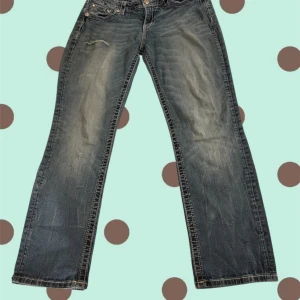 Miss me byxor - Miss Me-byxor i storlek 30, straight fit. Väldigt söta och stilrena! En liten detalj har gått sönder (bild 4) men annars är den i bra skick! 