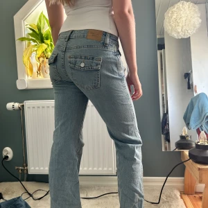 Lågmidjade jesns från Gina  - Säljer dessa då de inte är min stil längre men gillar de jättemycket!! De sitter bra på mig som är S🩷🩷