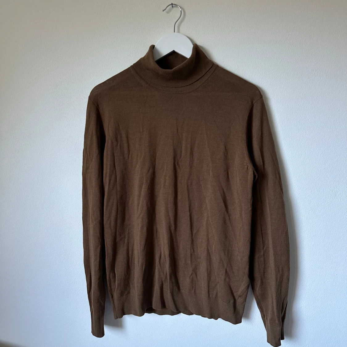 Brun polotröja i ull från Uniqlo