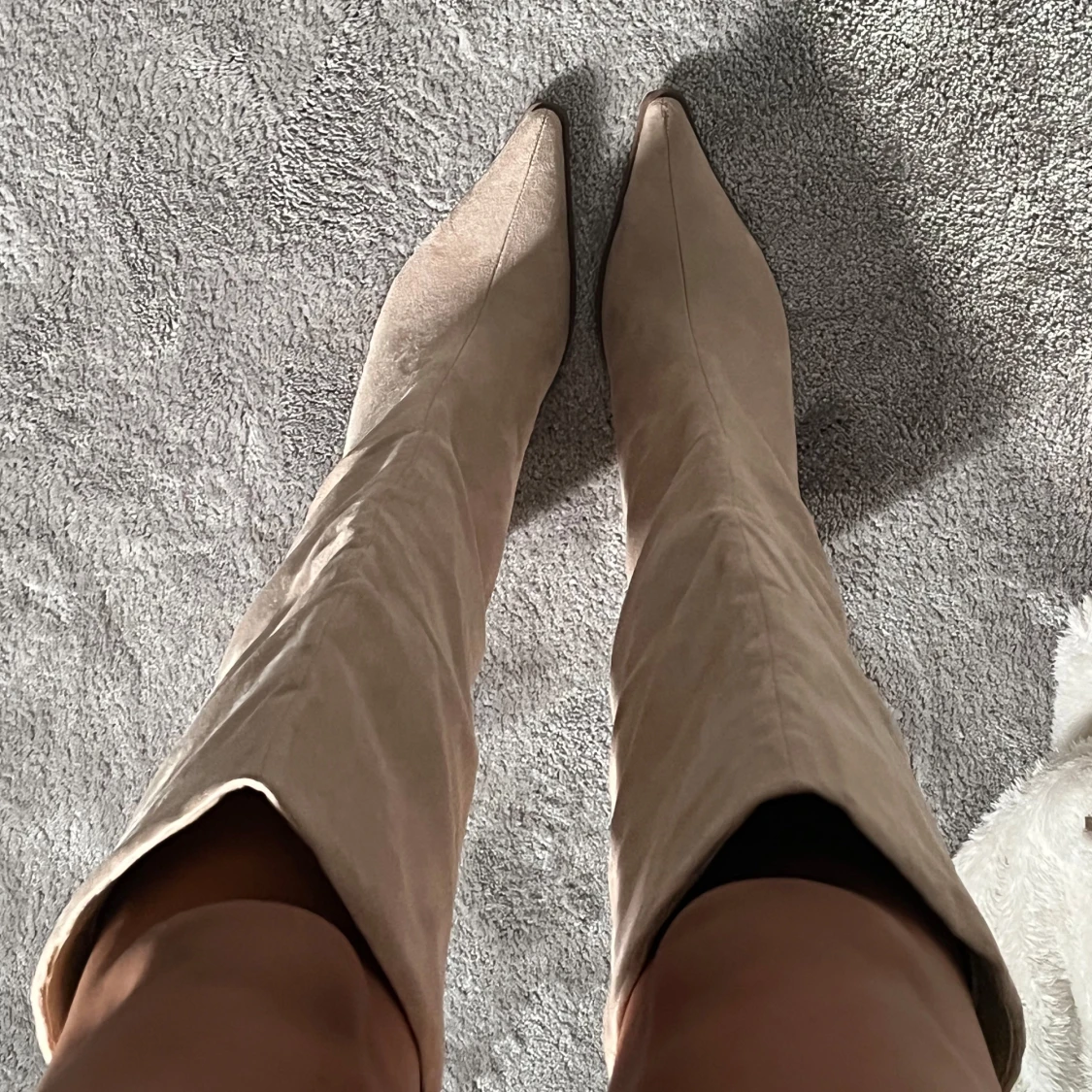 Beige knähöga boots med spetsig tå