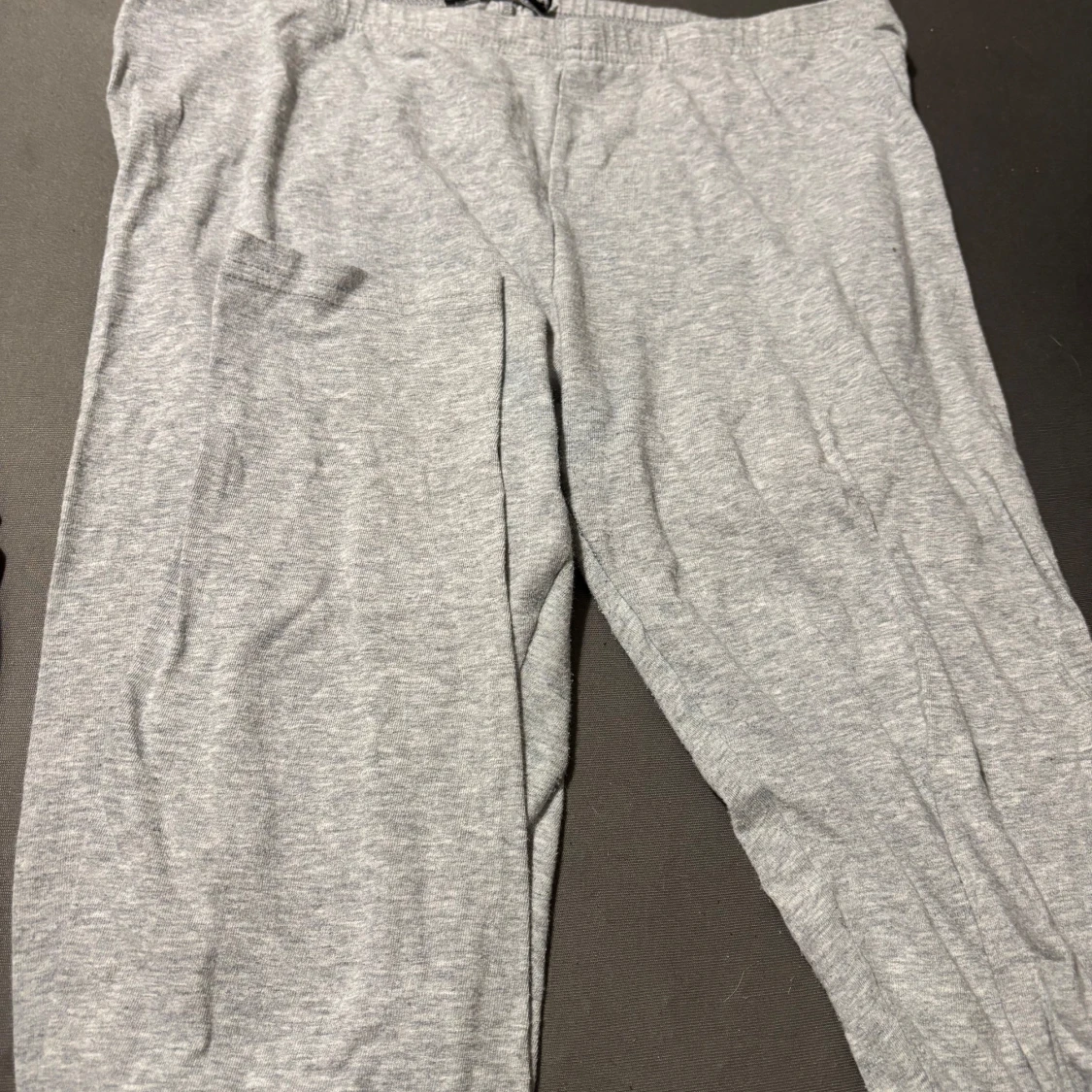 Grå mjukisbyxor med snörning
