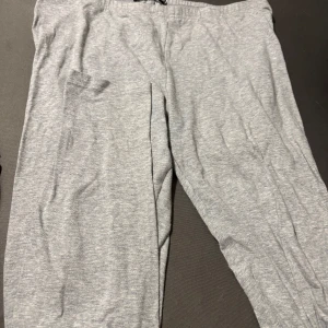 Grå mjukisbyxor med snörning - Mjuka och sköna grå mjukisbyxor med resår i midjan och snörning. Perfekta för chill eller träning. Tillverkade i bomullsmix för extra komfort och har en avslappnad passform.