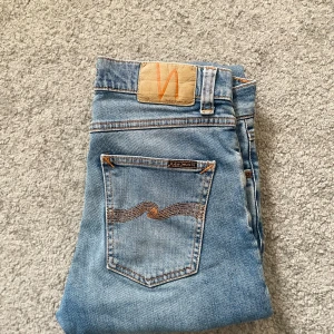 Nudie Jeans - Sjukt snygga jeans från märket Nudie Jeans | Sjukt snygg färg, väldigt eftertraktade | Skick 9/10 - BRA SKICK | Storlek W28 L28  | Jag kan gå ner i pris ‼️Kom gärna med bud och hör av dig vid minsta lilla fråga.