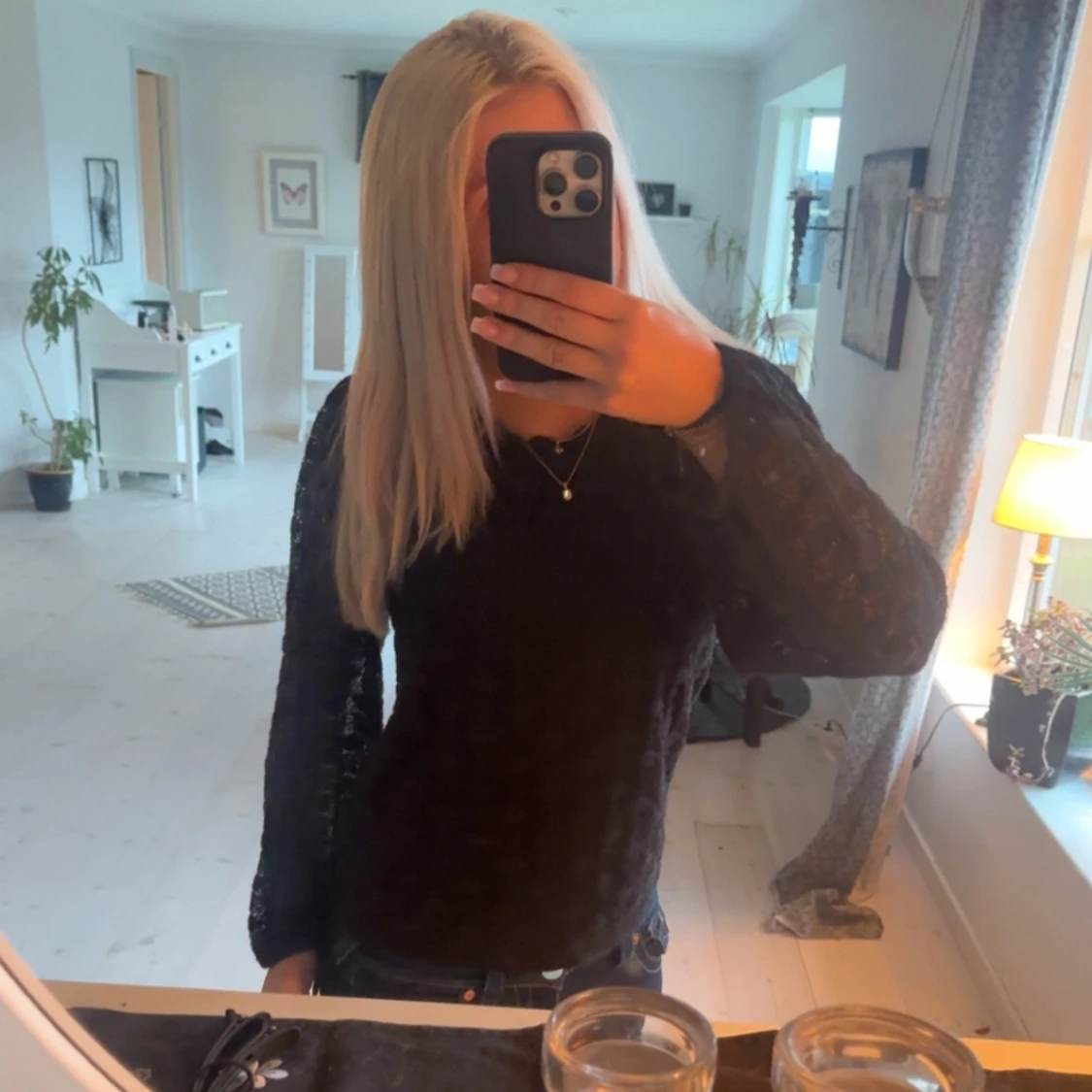 Svart spetsblus med lång ärm - 1