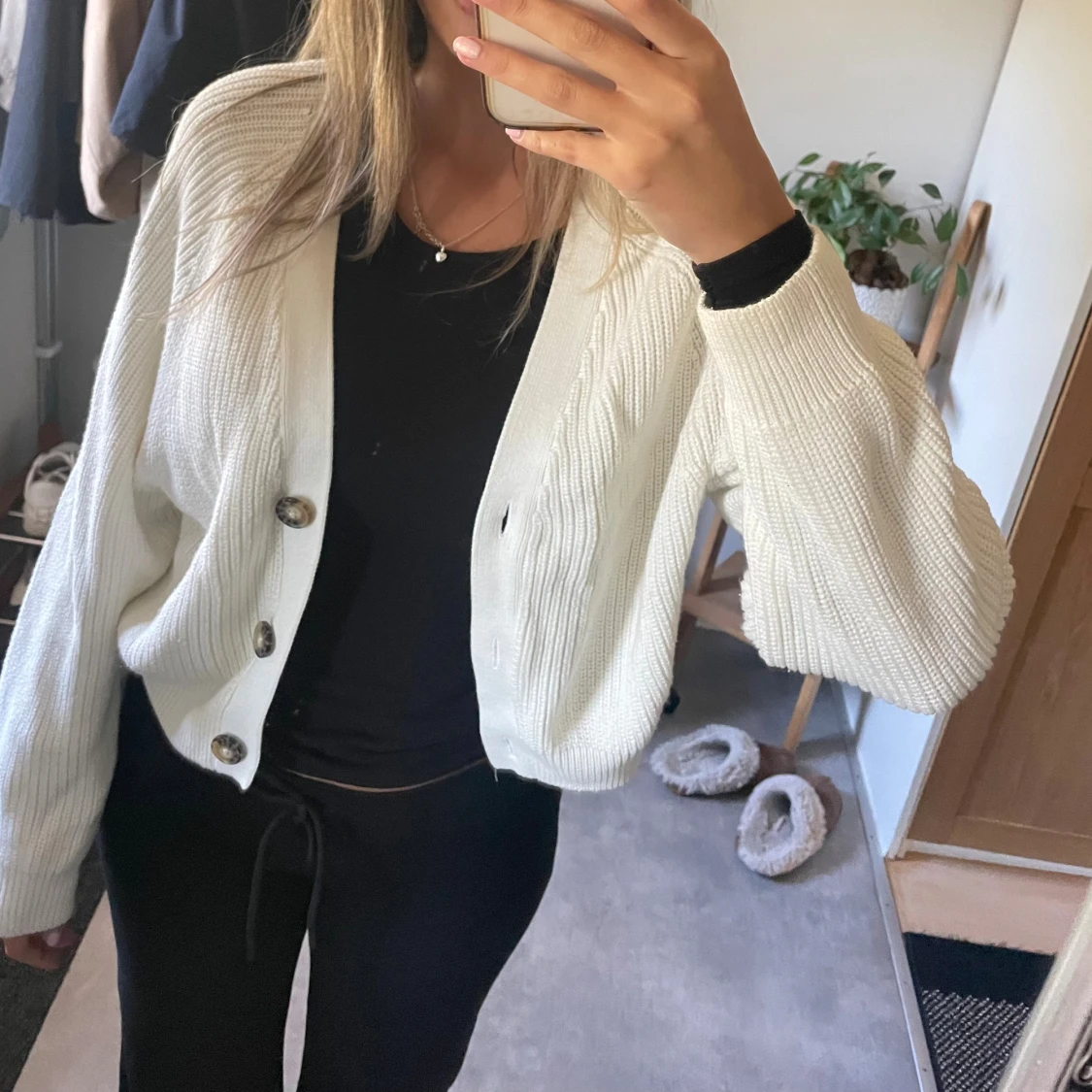 Vit stickad kofta med knappar - 1