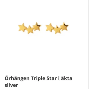 Triple Star örhängen Hallbergs Guld - Snygga örhängen från Hallbergs Guld i äkta silver med guldplätering. Designen består av tre små stjärnor i rad som ger en cool och trendig look. Nypris 499kr  