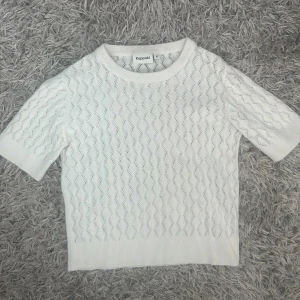 Vit stickad topp från Kappahl - Supersöt vit stickad topp från Kappahl. Den har en liten rosa fläck men syns knappast!!