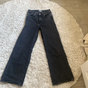 Svarta wide jeans från 157, stl S - Snygga svarta jeans från 157 i storlek S. Modellen har raka, vida ben och klassisk femficksdesign. 