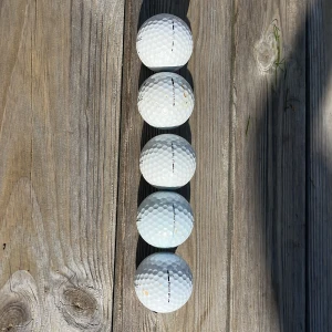 Titleist Pro V1 Golfbollar (5-pack) - Fem Titleist Pro V1 golfbollar i bra skick. Några har mindre yttre märken och färgfläckar, men alla är fullt spelbara. Perfekt för dig som vill ha premiumbollar till ett bra pris. Pro V1 är kända för sin kontroll och långa räckvidd.