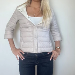 Beige Herno liknande jacka  - Följ för liknande plagg! 💕beige Herno liknande jacka med krage och trekvartsärm. Perfekt för höst och vinter storlek XS i perfekt skick! Tryck köp nu! TK-0043