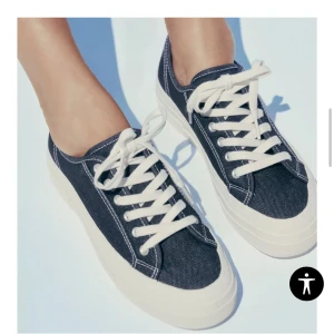 Mörkblå denim sneakers - Snygga sneakers i mörkblå denim med vit plattformsula och vita snören. Från zara och i storlek 38! Använda endast 1 gång, nypris 359kr