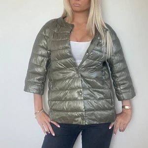 Grön Herno liknande jacka  - Följ för liknande plagg! 💕Svart Herno liknande jacka med krage och trekvartsärm. Perfekt för höst och vinter storlek L men passar även en M  i perfekt skick! Tryck köp nu! TK-0046