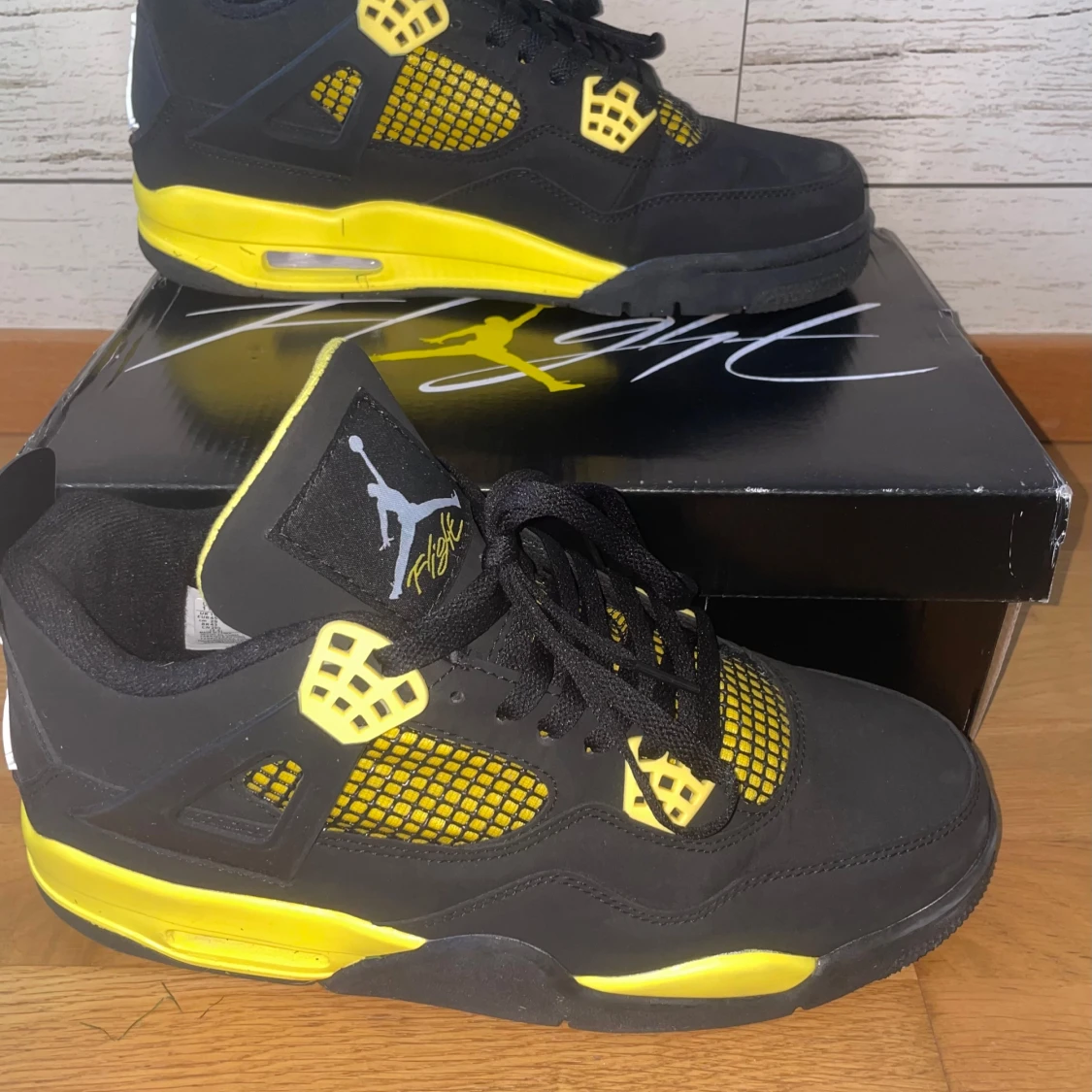 Jordan 4 retro thunders - 1