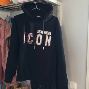 Hoodie Dsquared2 - Riktigt fet dsquared hoodie väldigt unik också. Storlek XS. Ny pris 5.4k. Mitt pris är ej hugget i sten heller så de går att förhandla! Endast använd 4 gånger inga defekter eller liknande med hoodien. Tags kommer med vid köp